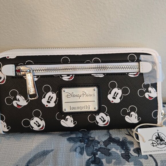 LARGE MICKEY MOUSE LOUNGEFLY WRISTLET WALLET - Picture 2 of 4